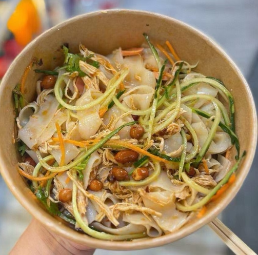 l味园鸡丝凉皮 细滑爽口 劲道十足 熬制酱料 美味可口