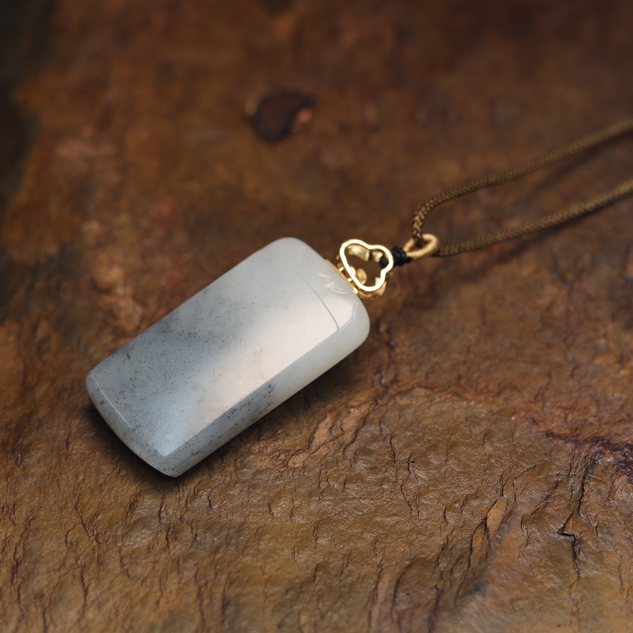 秋会长的和田玉青花籽料山水牌