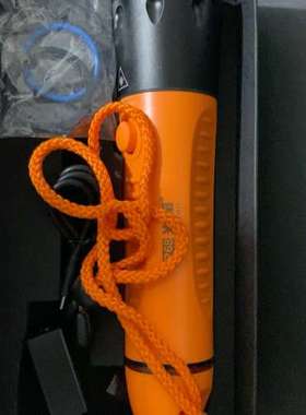 议价维修光箭F8潜水手电筒，橙色款，IP68级防水，USB充电接口。