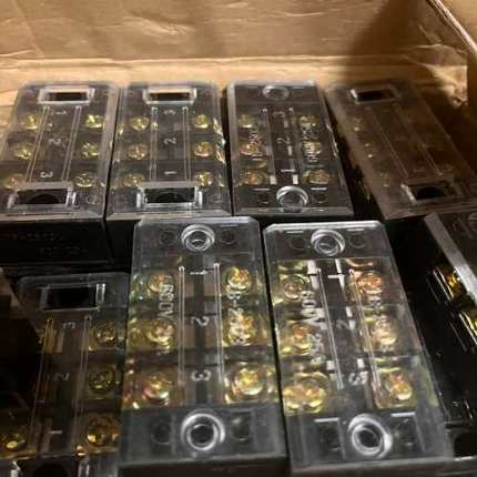 议价维修全新接线端子TB-2503L，600V 25A，3位接线柱。