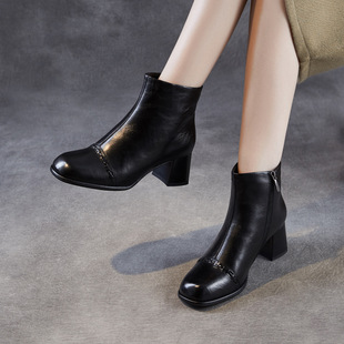 黑色粗跟轻奢羊皮短靴女2025秋冬款软底真皮方头气质显瘦加绒