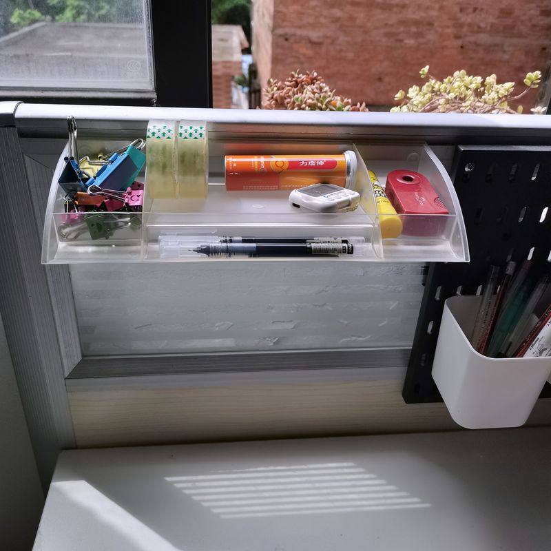 隔断塑料文具托架 屏风下挂缝半透明白笔架 工位插缝挂槽名片挂件