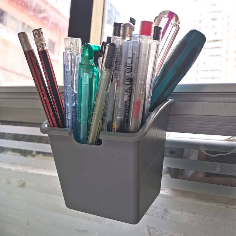 两格工位笔筒，屏风下挂缝收纳盒，办公桌隔断挂槽缝水泥灰色笔筒