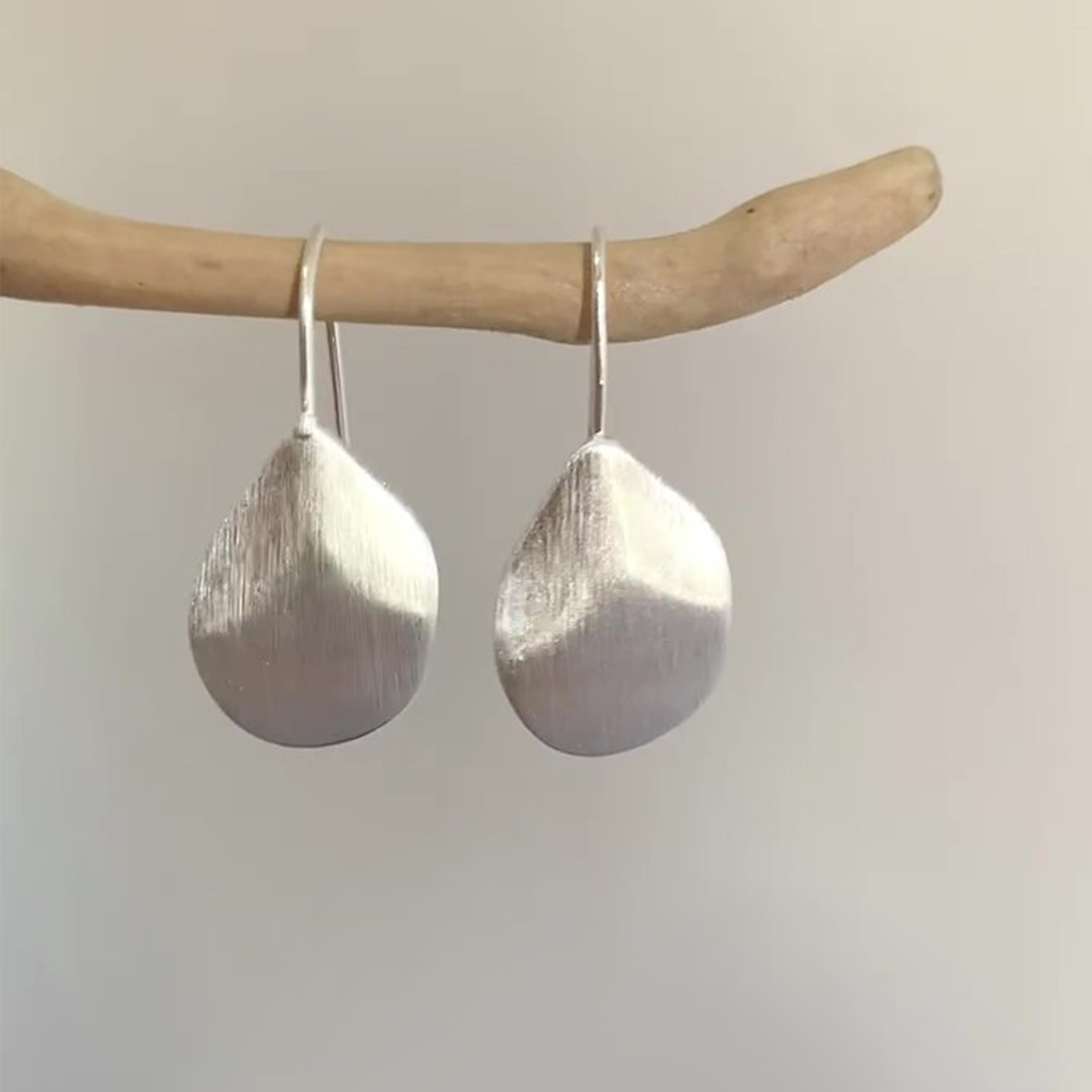 清冷感银色拉丝叶片耳环2025新款