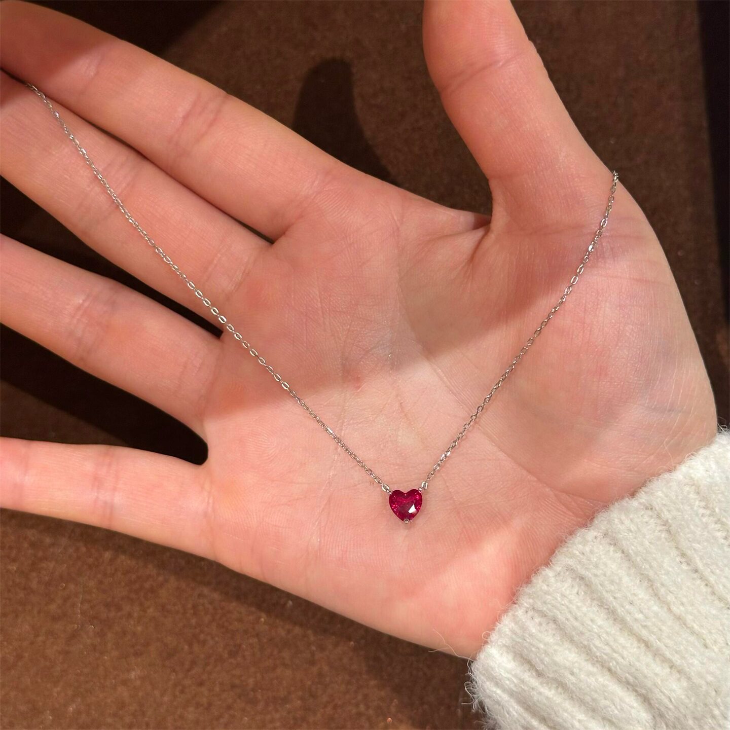 玫红色爱心吊坠项链女简约设计感