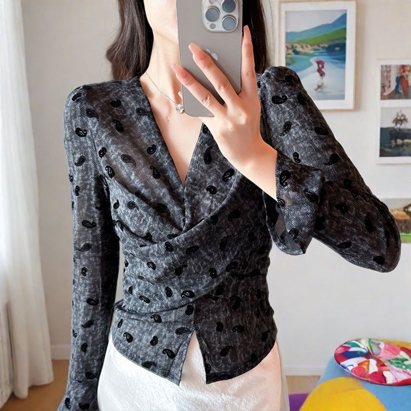 法式V领收腰显瘦长袖T恤女2025年秋季新款黑色波点上衣洋气打底衫