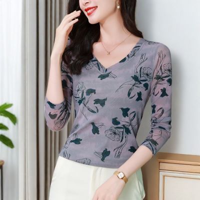 气质V领印花网纱打底衫女