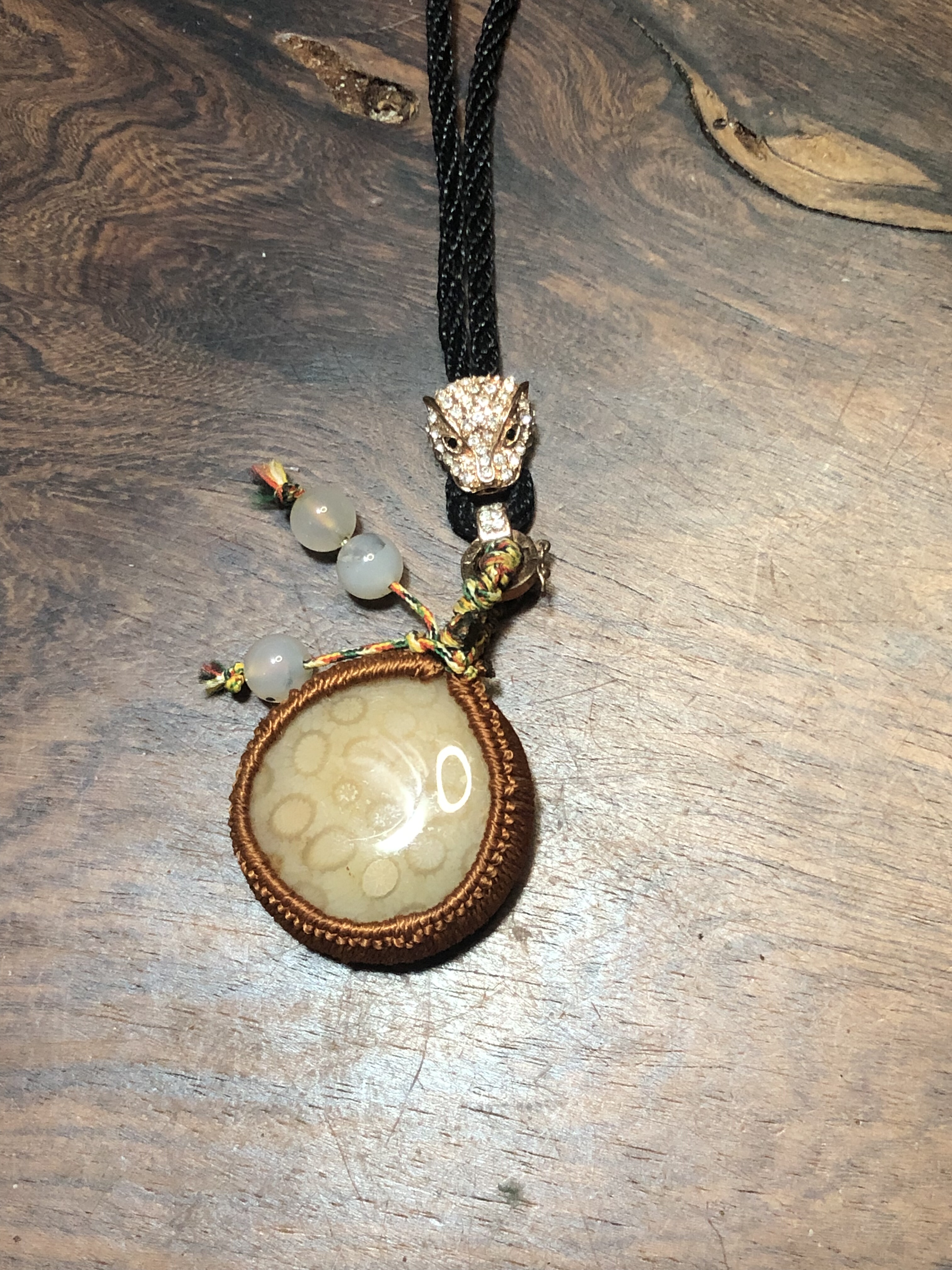 豹纹珊瑚玉绳编吊坠搭配铜镶嵌锆石豹头项链