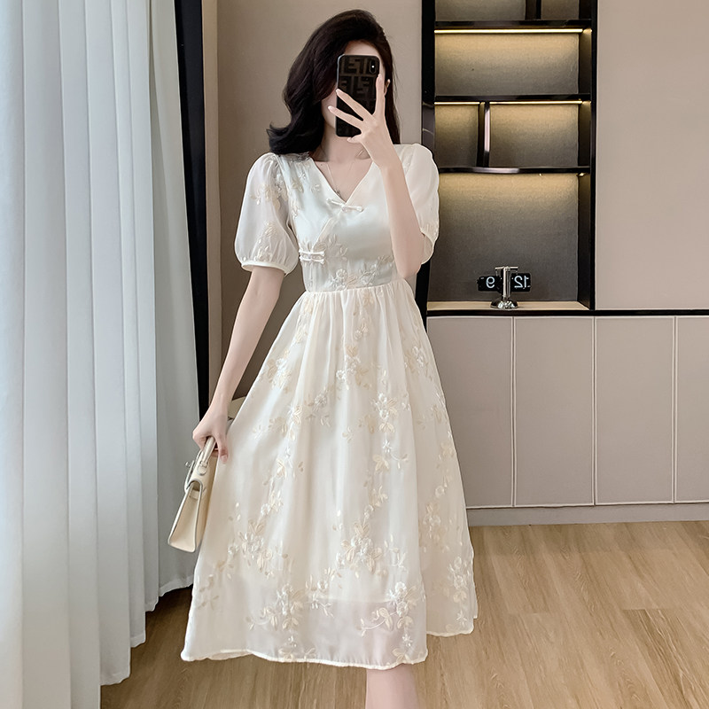 实拍2025春夏新中式盘扣泡泡袖V领刺绣高腰国风A字裙中长款连衣裙