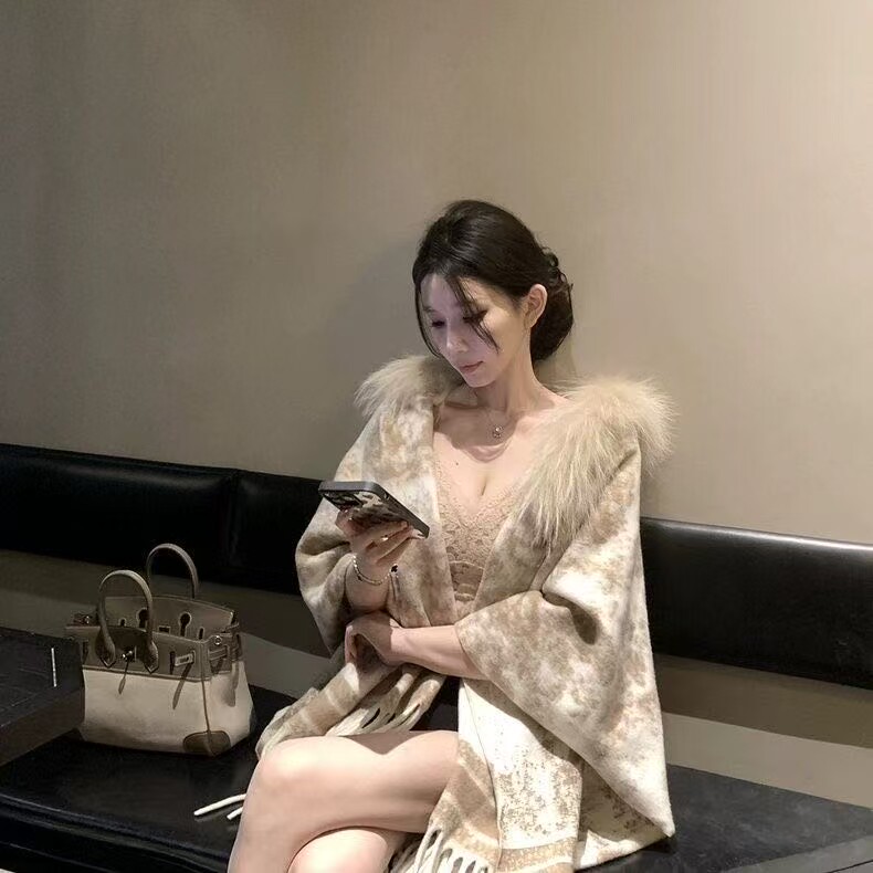 真狐狸毛贵奢名媛慵懒贵气毛毛领老花流苏披肩上衣外套女秋冬