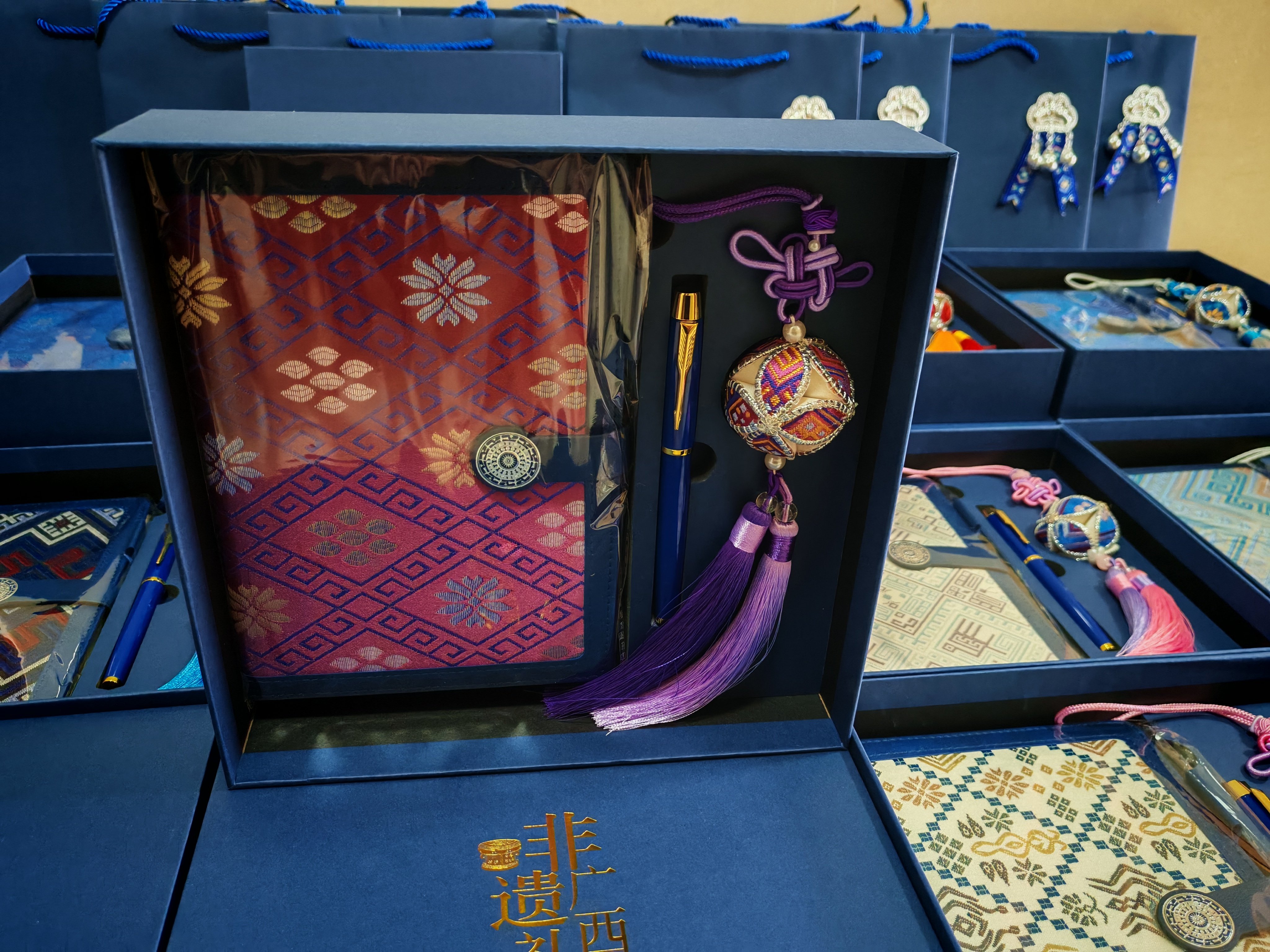 广西壮锦笔记本绣球挂件广西壮族手工艺品吉祥礼物礼品送老师礼盒