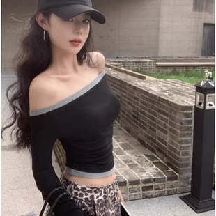 辣妹风时髦一字领露肩拼色边锁骨长袖 T恤女春性感露脐弹力打底衫