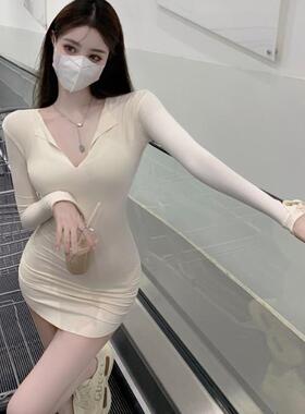辣妹v领长袖连衣裙女秋季2022新款灰色收腰打底短裙修身包臀裙子