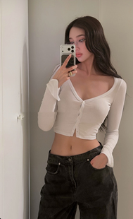 海外购kare同款大领口前排扣修身短款舒服面料打底衫开衫