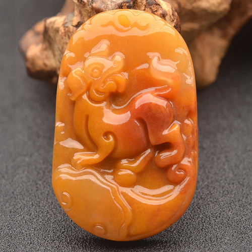 生肖挂件冰种云南俏色天然黄龙玉