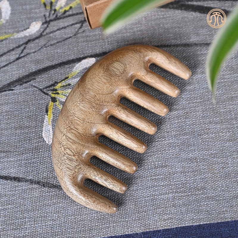 天纵金丝楠木半月形按摩梳