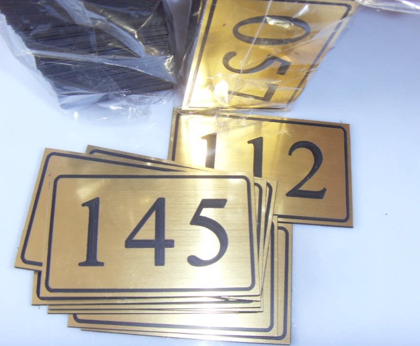更衣柜编号网吧数字号码牌寄存柜门号拉丝金双色板雕刻牌序号定制