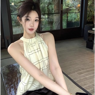 月下昙花 七哥viki 自带肌理感清冷哑光显瘦挖肩挂脖上衣