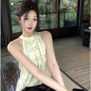 七哥viki 月下昙花 自带肌理感清冷哑光显瘦挖肩挂脖上衣