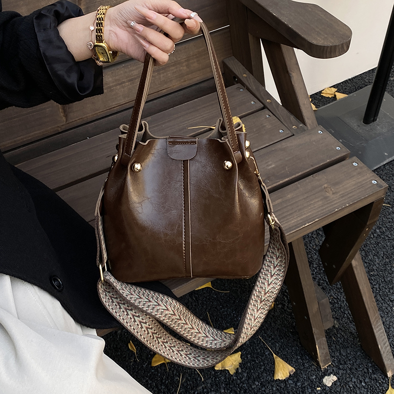 高级感包包女2025新款时尚复古单肩斜挎包百搭通勤小众手提水桶包