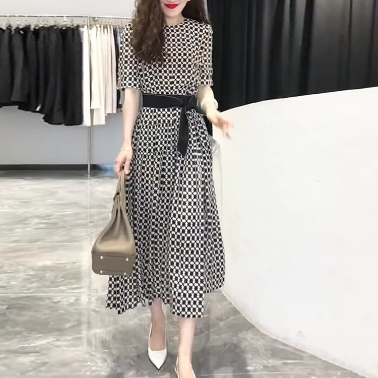 大码女装高端轻奢格子宽松系带收腰连衣裙夏季新款胖mm减龄遮肚显