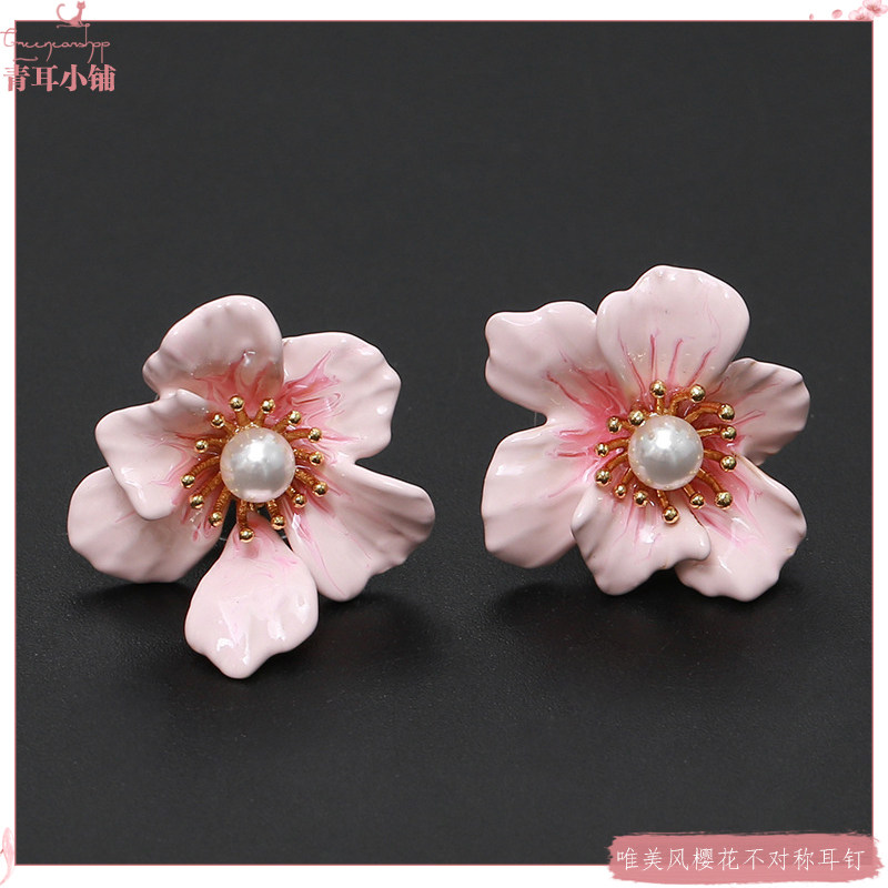 珐琅彩釉立体粉色樱花不对称耳饰
