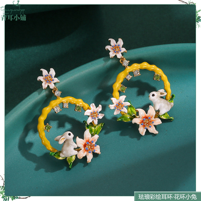 个性复古珐琅彩釉花环小灰兔耳环