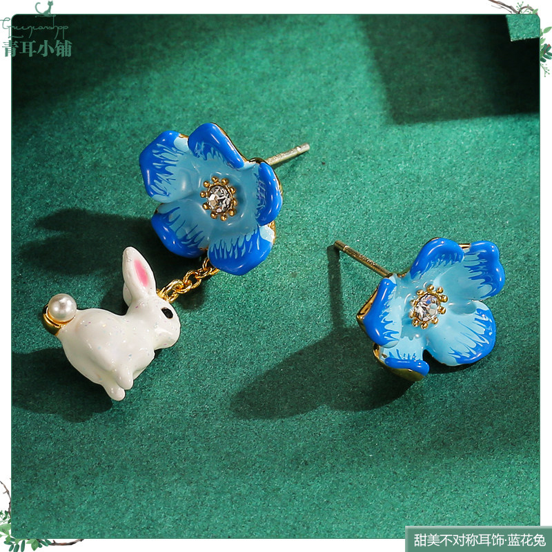 珐琅彩釉白小兔小蓝花不对称耳饰