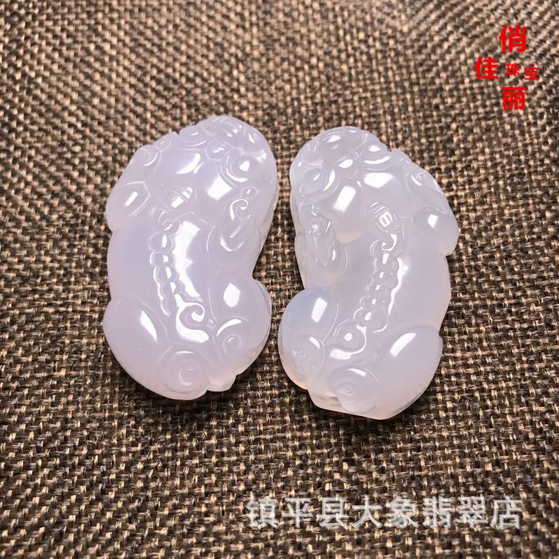 玉石玛瑙玉髓白色吊坠挂件貔貅