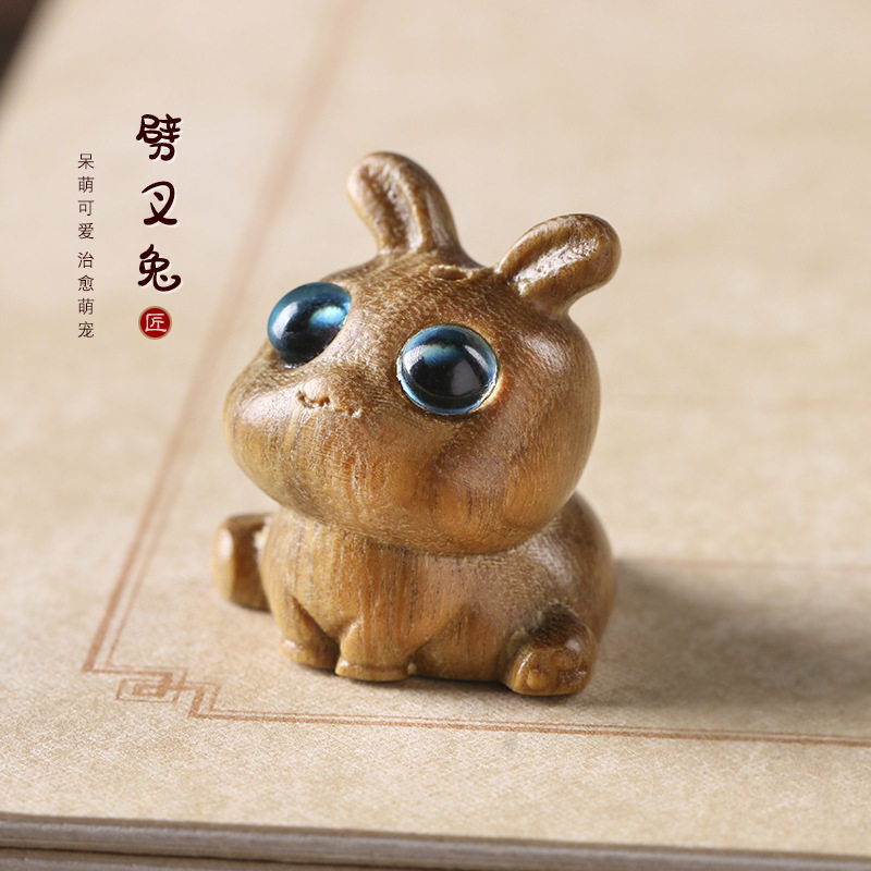 绿檀木雕刻蓝眼睛小兔子可爱卡通