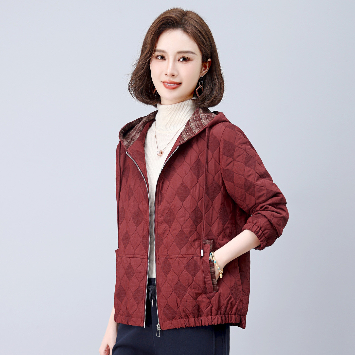 现货2026春秋季新款时尚中老年妈妈款休闲短外套上衣格子女士风衣