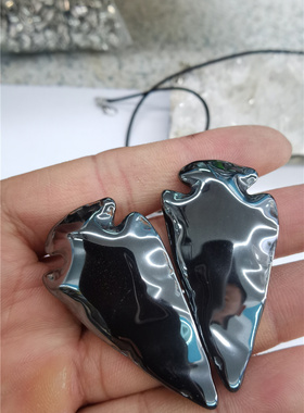 赤铁放透祼石个性百搭箭头吊坠