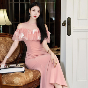 粉色少女感网纱拼接一字肩连衣裙优雅甜美气质性感蕾丝包臀裙