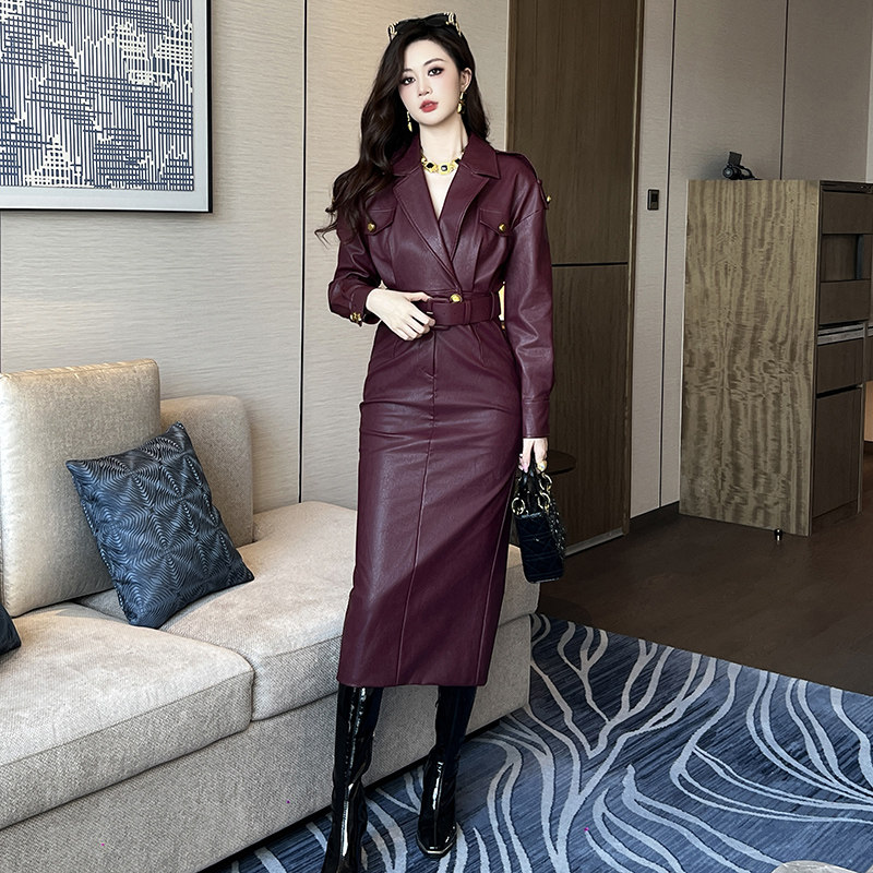 酒红色PU皮质长款包臀皮衣外套气质女装西装领腰带修身显瘦连衣裙