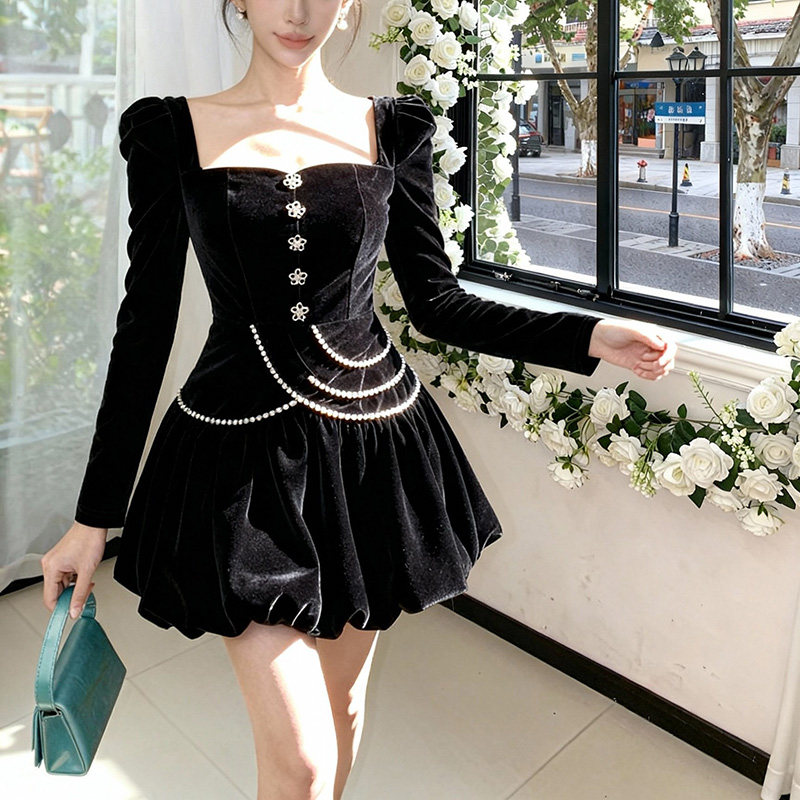 欧洲站气质方领显瘦高级感连衣裙法式赫本风高定丝绒花苞小黑裙女