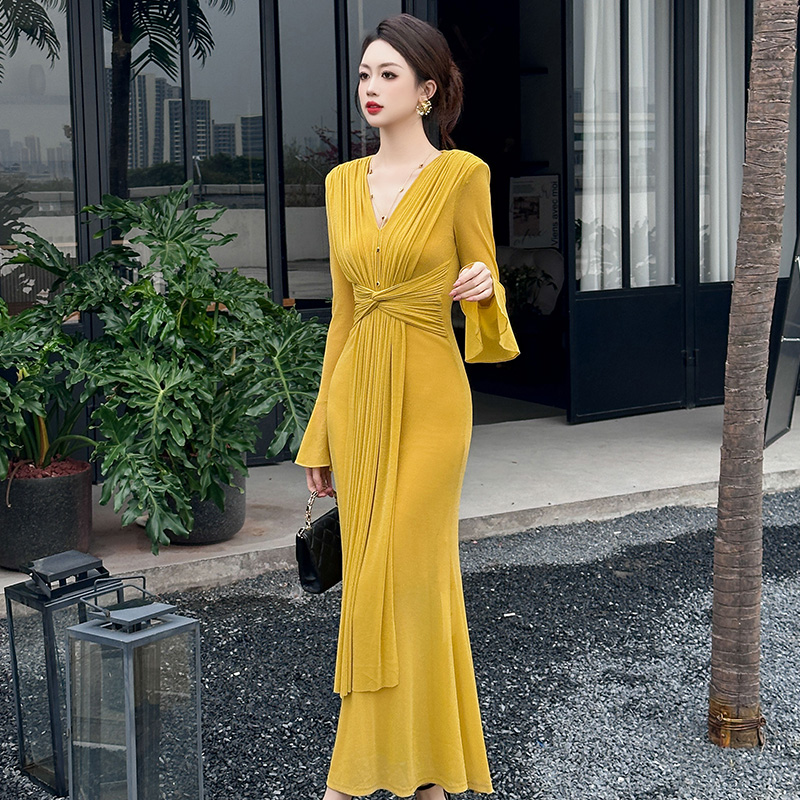 V领喇叭袖包臀鱼尾连衣裙