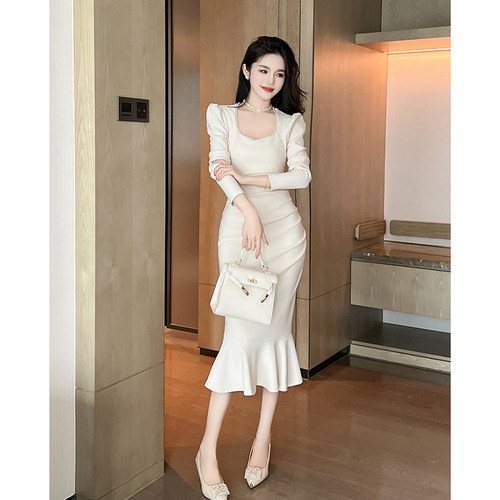 收腰显瘦包臀泡泡袖方领长袖裙子