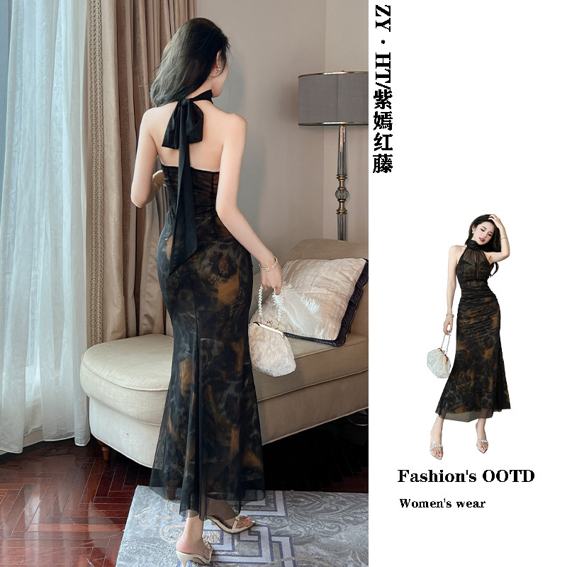 茶歇挖肩挂脖连衣裙露背绝美无袖收腰超仙小众三亚海边沙滩裙夏季