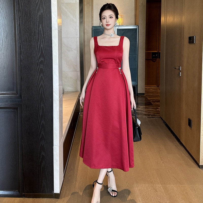 2026新款宴会红色女连衣裙收腰高端性感赫本风高级御姐轻奢背带裙