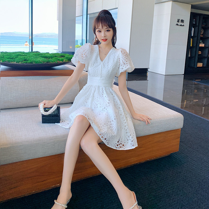 白色蕾丝连衣裙夏法式小个子显瘦v领镂空初恋泡泡袖新款气质短裙