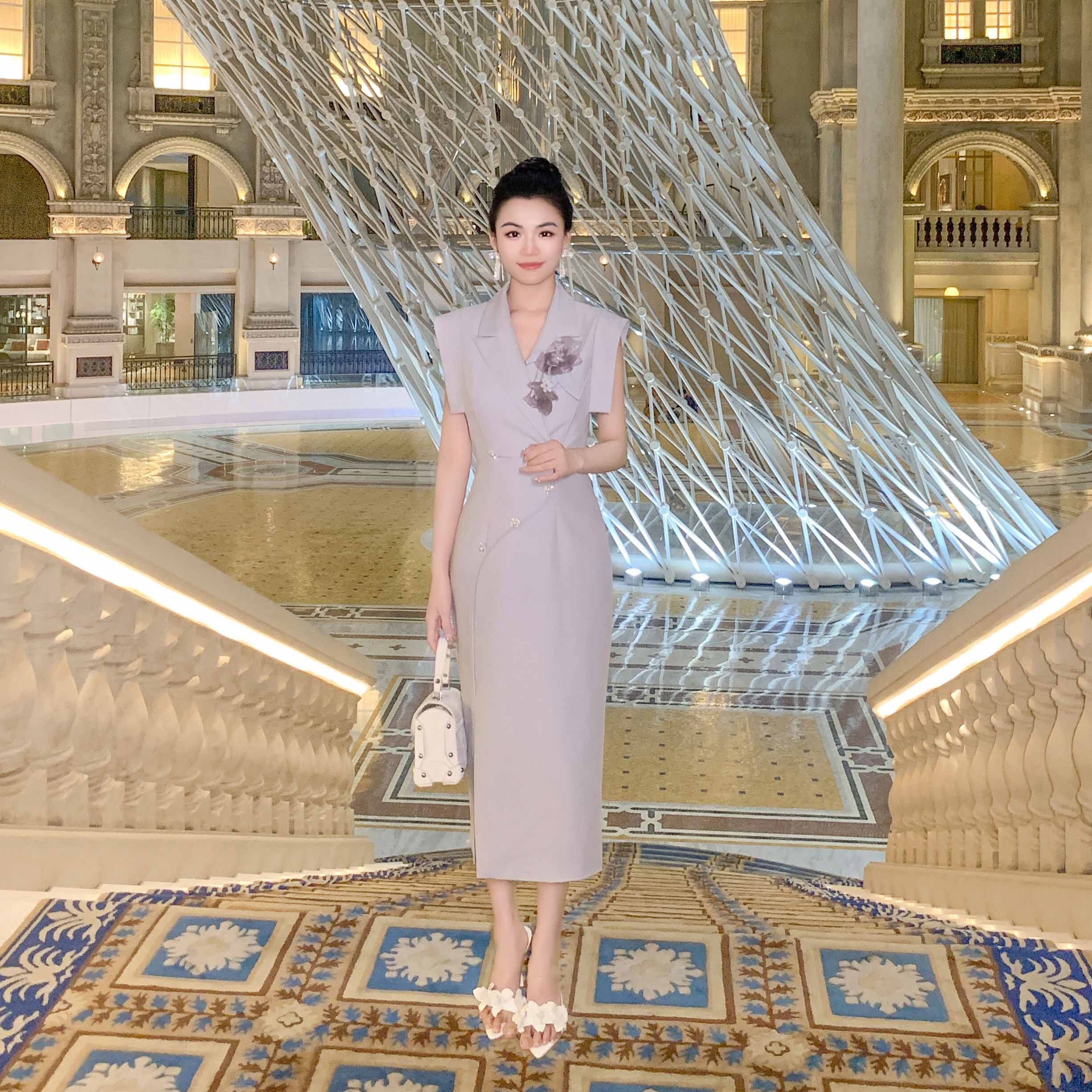 收腰长款西装领立体花开衩连衣裙