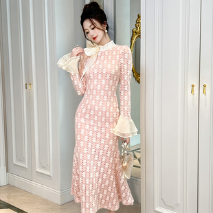 蕾丝连衣裙女轻奢高级感秋冬御姐2026新款法式粉色喇叭袖鱼尾裙子