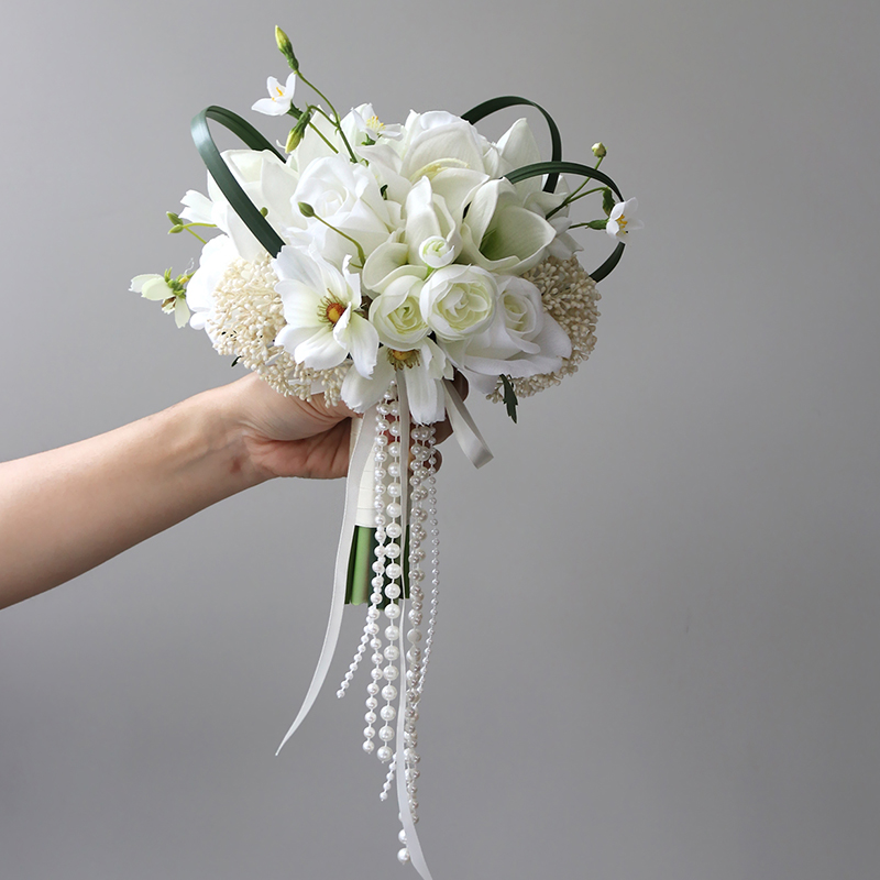 手捧仿真花新娘婚纱摄影结婚领证