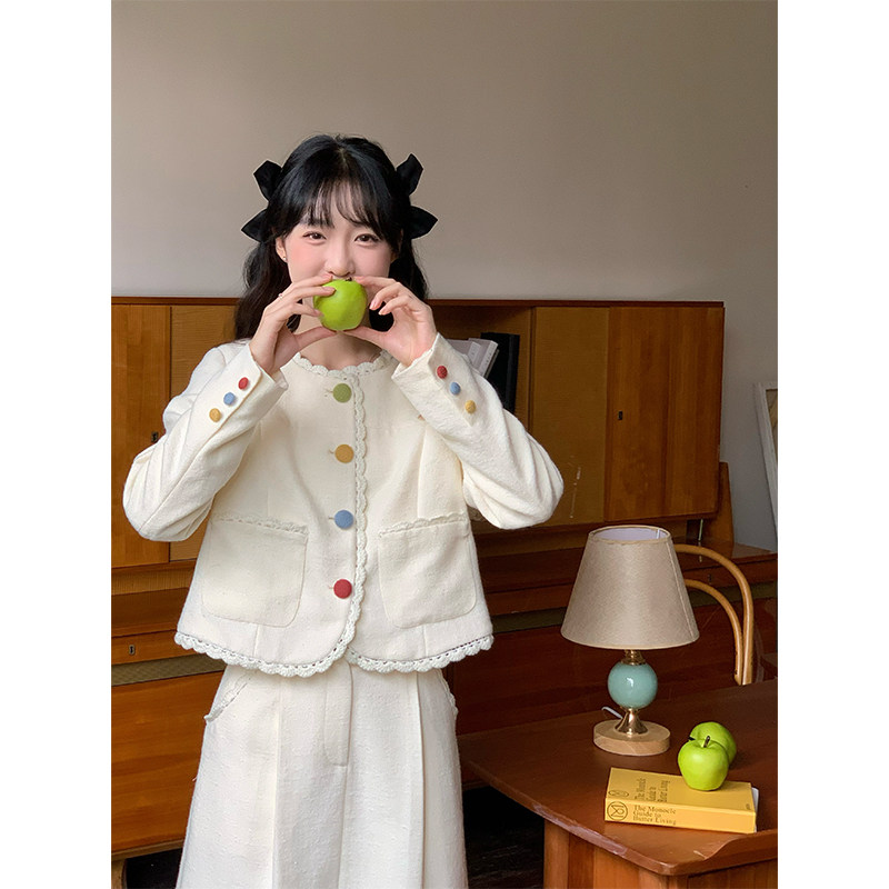 罐头士多所秋装女2024新款时尚套装裙白色肌理毛织彩扣上衣两件套