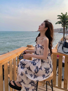 海南三亚度假印花宽松吊带裙大理洱海拍照法式长裙复古抹胸连衣裙