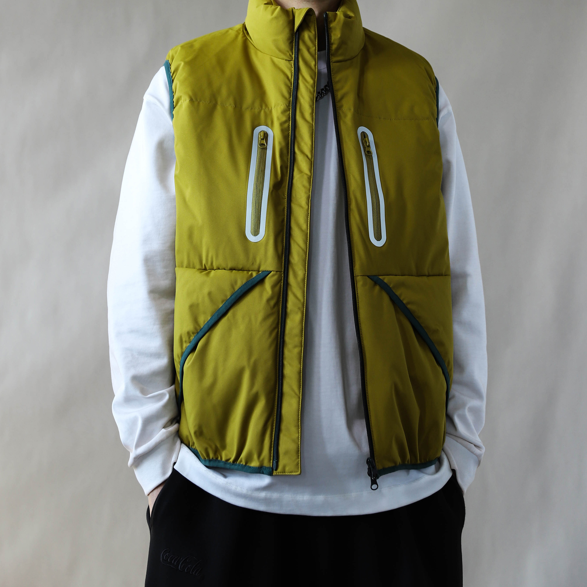 2025冬季户外风立领羽绒马甲男宽松多口袋加厚保暖背心外套黄色