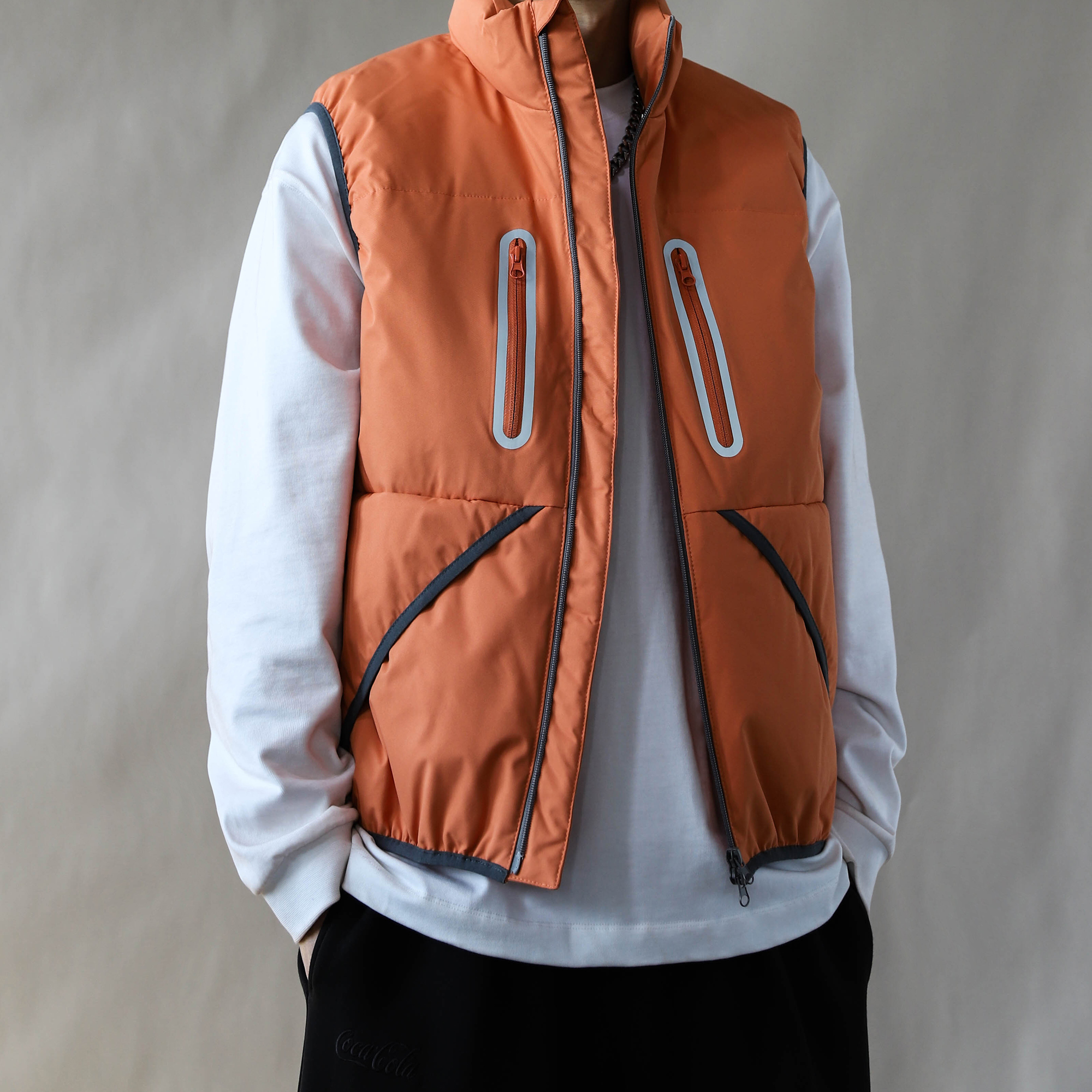 2025冬季户外风立领羽绒马甲男宽松多口袋加厚保暖背心外套桔色