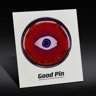 锈湖里游戏“趁你还能问的时候问他”英文金属胸针眼睛徽章解密