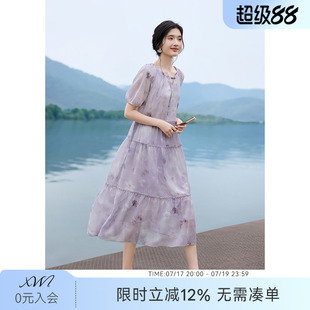 XWI欣未设计感圆领盘扣收腰连衣裙女夏季雪纺印花海边度假风长裙
