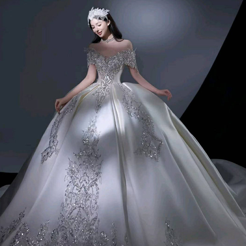 韩版一字肩重工婚纱新娘2026新款白色缎面法式高级露肩大拖尾